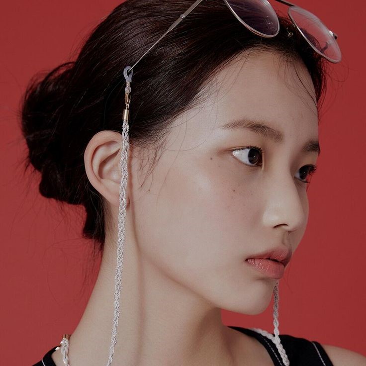 how to wear eyeglass chain